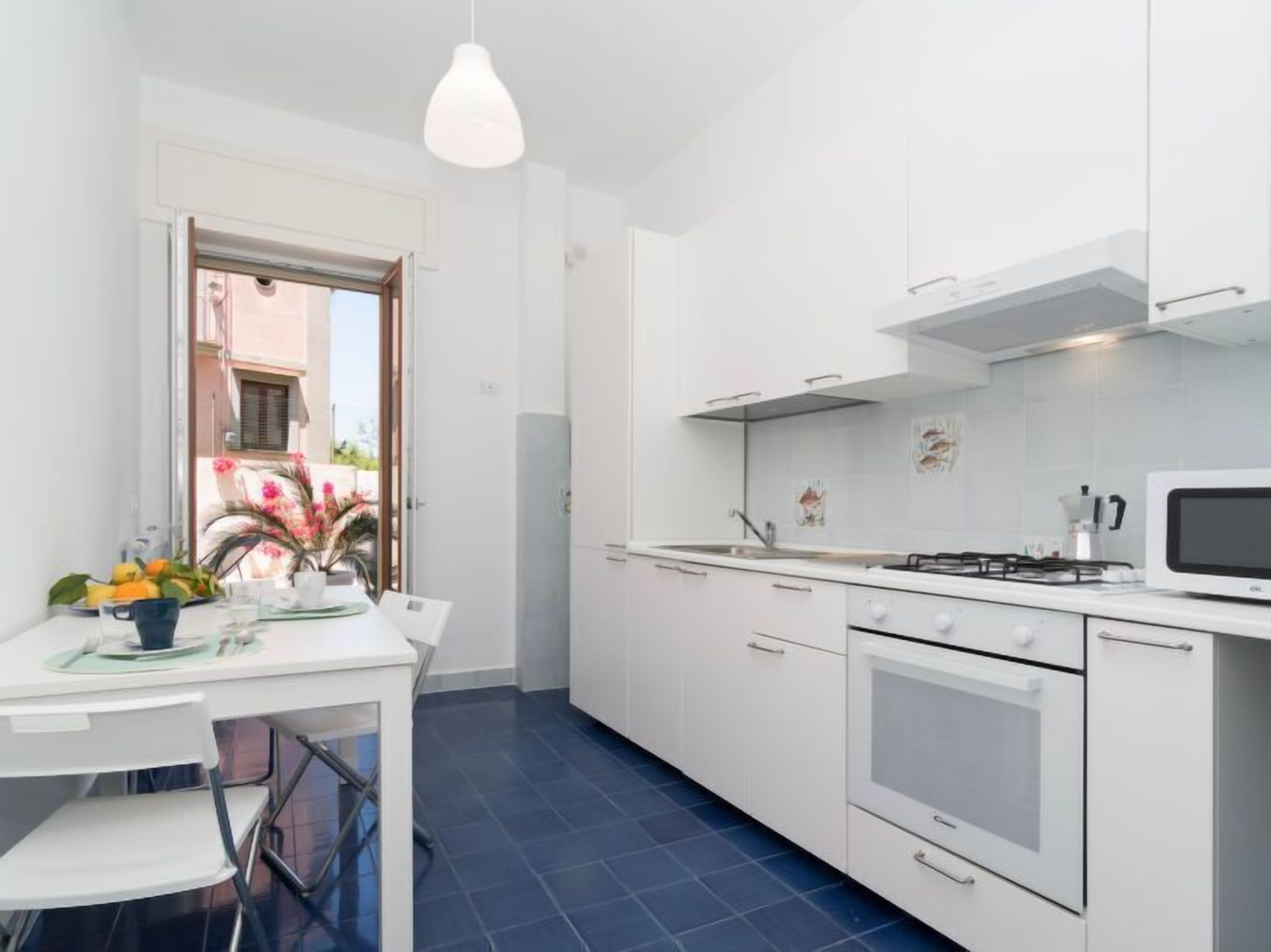 Frigorifero, microonde, forno, tostapane