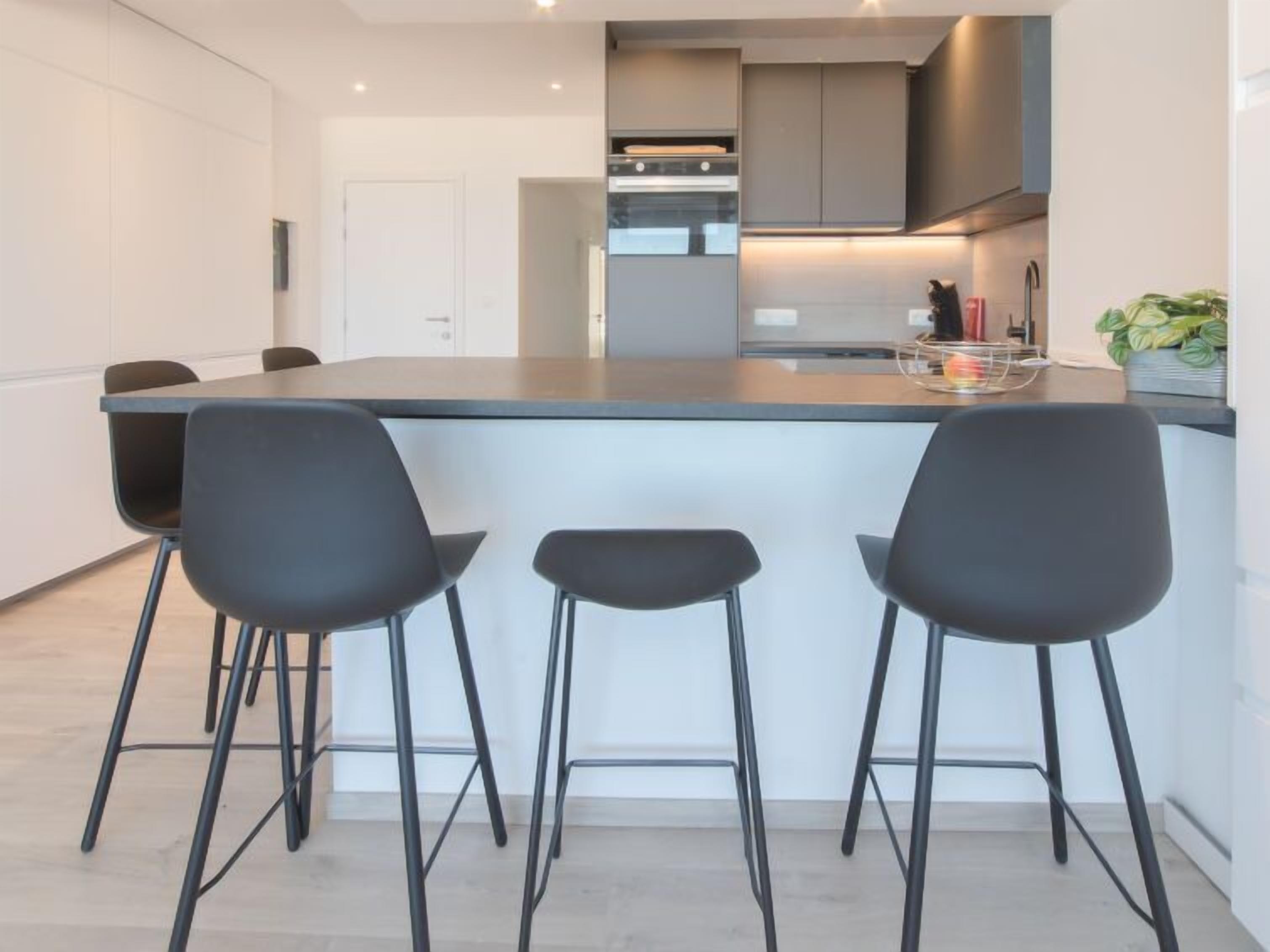 Fridge, dishwasher, cookware/dishes/utensils