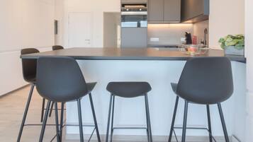 Fridge, dishwasher, cookware/dishes/utensils