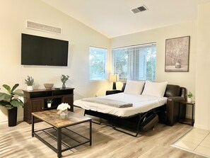 4 bedrooms, desk, iron/ironing board, free WiFi - Large Home W/ComfyBeds &BBQGrill ForUpTo14 Guests (Bakersfield)