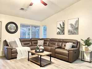 Smart TV - Large Home W/ComfyBeds &BBQGrill ForUpTo14 Guests (Bakersfield)