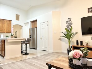 Interior - Large Home W/ComfyBeds &BBQGrill ForUpTo14 Guests (Bakersfield)