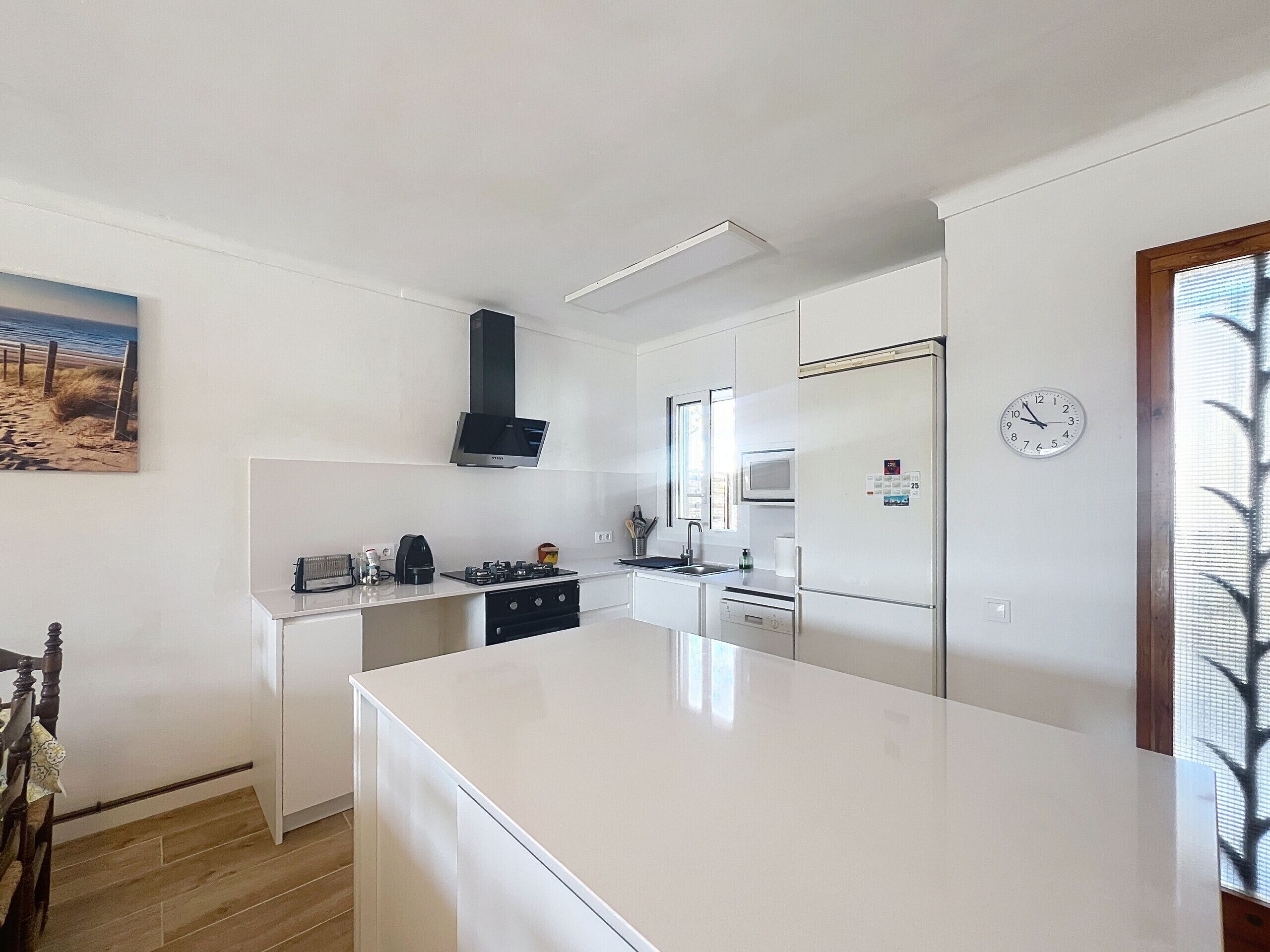 Frigorífico, microondas, horno y lavavajillas