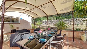 Outdoor dining - Provencal villa sleeps 8, magnificent unobstructed view with heated pool  (Salernes)