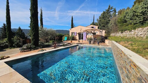 Provencal villa sleeps 8, magnificent unobstructed view with heated pool 
