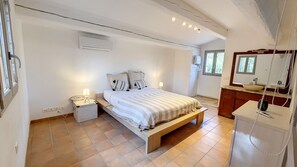 4 bedrooms, desk, iron/ironing board, travel cot - Provencal villa sleeps 8, magnificent unobstructed view with heated pool  (Salernes)