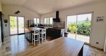 Villa provençale 8 personnes, magnifique vue dégagée avec piscine chauffée