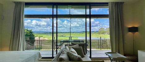 Tabla de planchar con plancha y ropa de cama