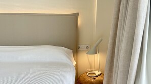 Tabla de planchar con plancha y ropa de cama 
