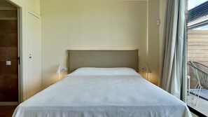 Iron/ironing board, bed sheets