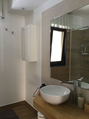 Dusche, Haartrockner, Bidet, Handtücher