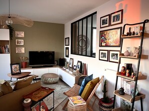 Smart TV, libros, estéreo