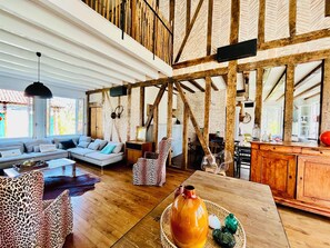 Fernseher, Kamin, Tischfußball, Tischtennisplatte
