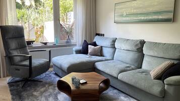 Smart-tv, een open haard en boeken