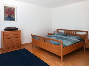 3 bedrooms, desk, travel crib, free WiFi