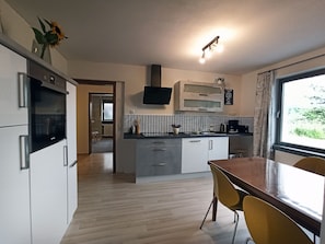 ثلاجة، ميكروويف، فرن، موقد طهي مسطح