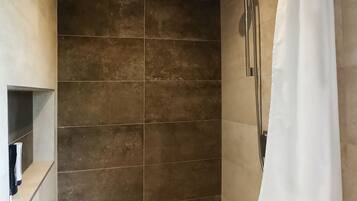 Dusche, Haartrockner, Handtücher, Toilettenpapier