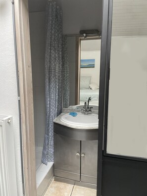 Een douche, een haardroger, toiletpapier