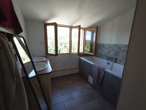 Badewanne, Haartrockner, Handtücher, Toilettenpapier