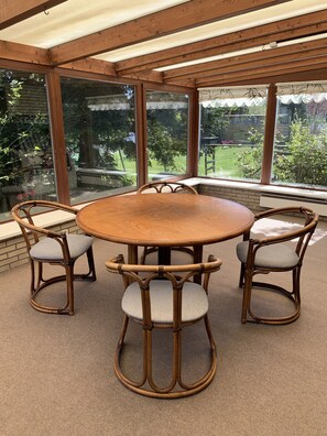 Dining - Vacation on the Baltic Sea, 10 minutes' walk from the beach (Maasholm)