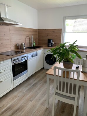 Kühlschrank, Ofen, Herdplatte, Geschirrspüler