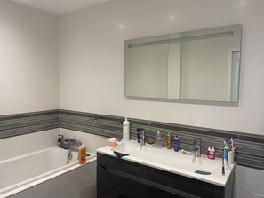 Ensemble baignoire-douche, séchoir à cheveux, serviettes fournies, savon