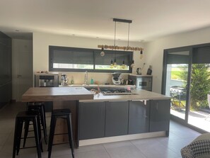 Réfrigérateur, four à micro-ondes, un four, surface de cuisson