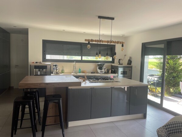 Fridge, microwave, oven, stovetop - Maison D'architecte Toit Plat (Chevigny-Saint-Sauveur)