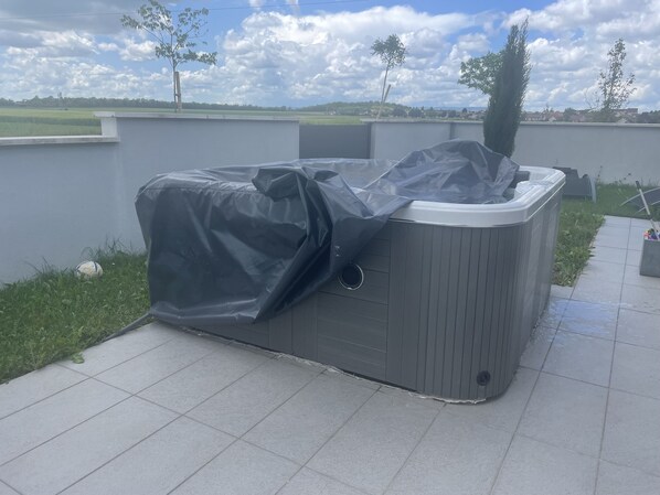 مغطس سبا خارجي