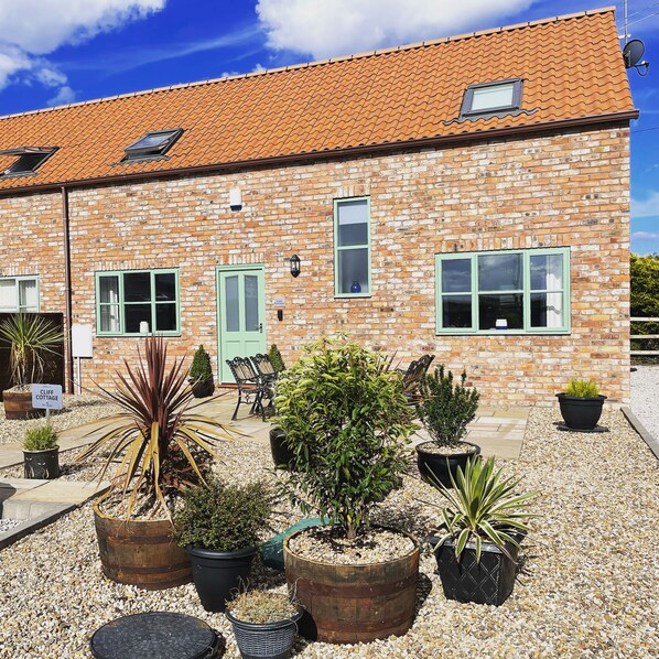 Exterior - Well equipped modern country cottage in great location (Bempton)