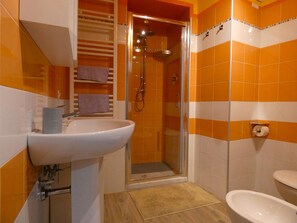 Shower, hair dryer, bidet, towels - Escape To Umbria, Little Alley (Porchiano del Monte)