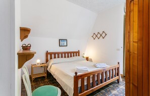 3 bedrooms, travel cot, free WiFi, bed sheets