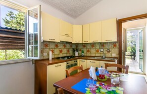 Fridge, microwave, stovetop, cookware/dishes/utensils