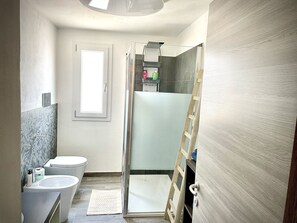 Een douche, een bubbelbad, een haardroger, een bidet