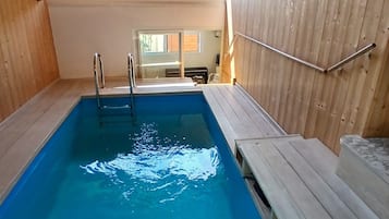 Een binnenzwembad en een verwarmd zwembad