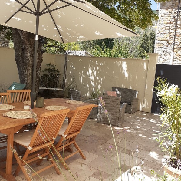 Outdoor dining - Alma Bella -Parent suite with private indoor heated pool (Roche-Saint-Secret-Béconne)