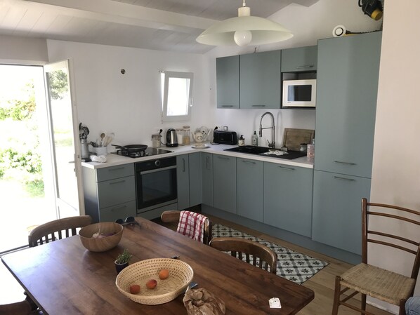 ثلاجة، ميكروويف، فرن، موقد طهي مسطح