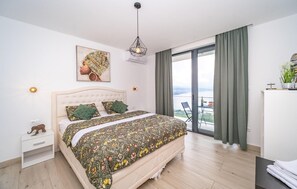 5 bedrooms, travel crib, free WiFi, bed sheets - Beach front home in Matulji (Matulji)