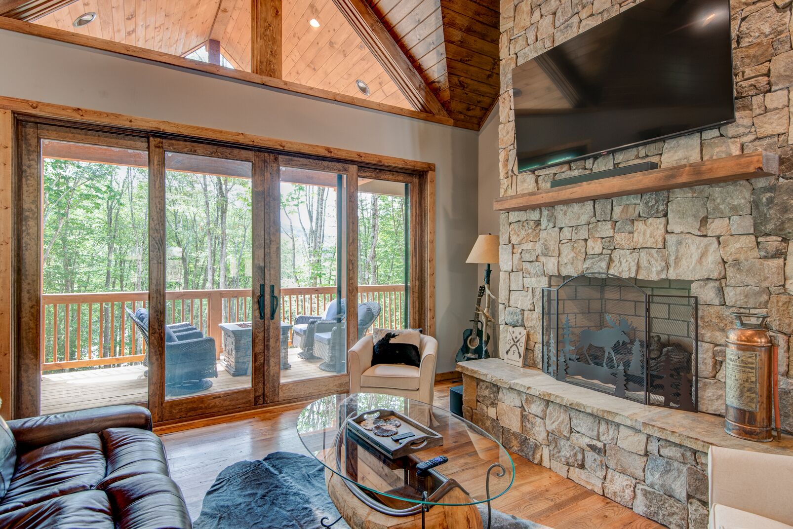 TV, lareira, pebolim, mesa de pingue-pongue