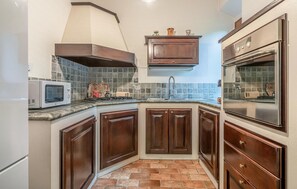 Fridge, stovetop, dishwasher, coffee/tea maker