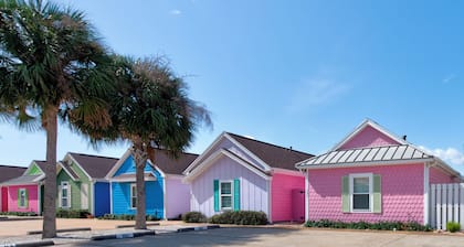 Pet-Friendly Retreat | Tropical Pool & Private Patio