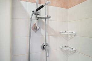 Douche, sĂšche-cheveux, bidet, serviettes fournies