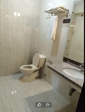 ห้องดีลักซ์สวีท | ห้องน้ำ | ฝักบัว, รองเท้าสวมภายในห้อง, ผ้าเช็ดตัว