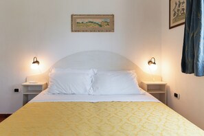 1 bedroom, travel cot, WiFi, bed sheets
