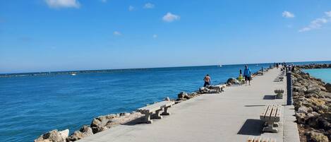 Tæt på stranden, liggestole, badehåndklæder