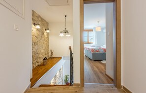 3 bedrooms, iron/ironing board, travel crib, free WiFi - Amazing home in Grizani with sauna (Grizani)