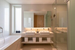 Badewanne, Haartrockner, Bidet, Handtücher