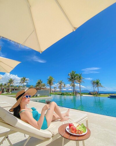 Luxurious 2-bedroom Villa w/private pool & 5 mins from beach!