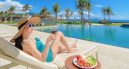 Luxurious 2-bedroom Villa w/private pool & 5 mins from beach!