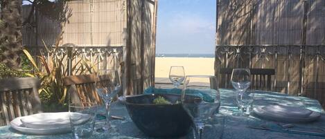 屋外ダイニングエリア